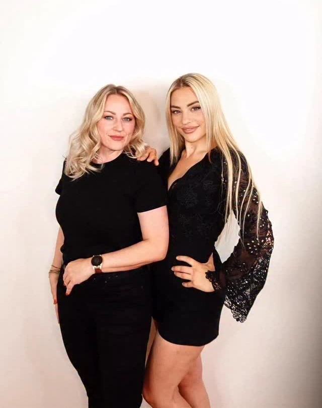 Zwei Frauen vor einer weißen Wand
