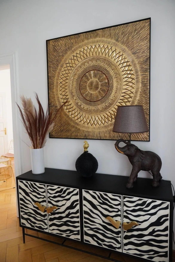 Einrichtungsdetail mit Wandbild und Tischleuchte