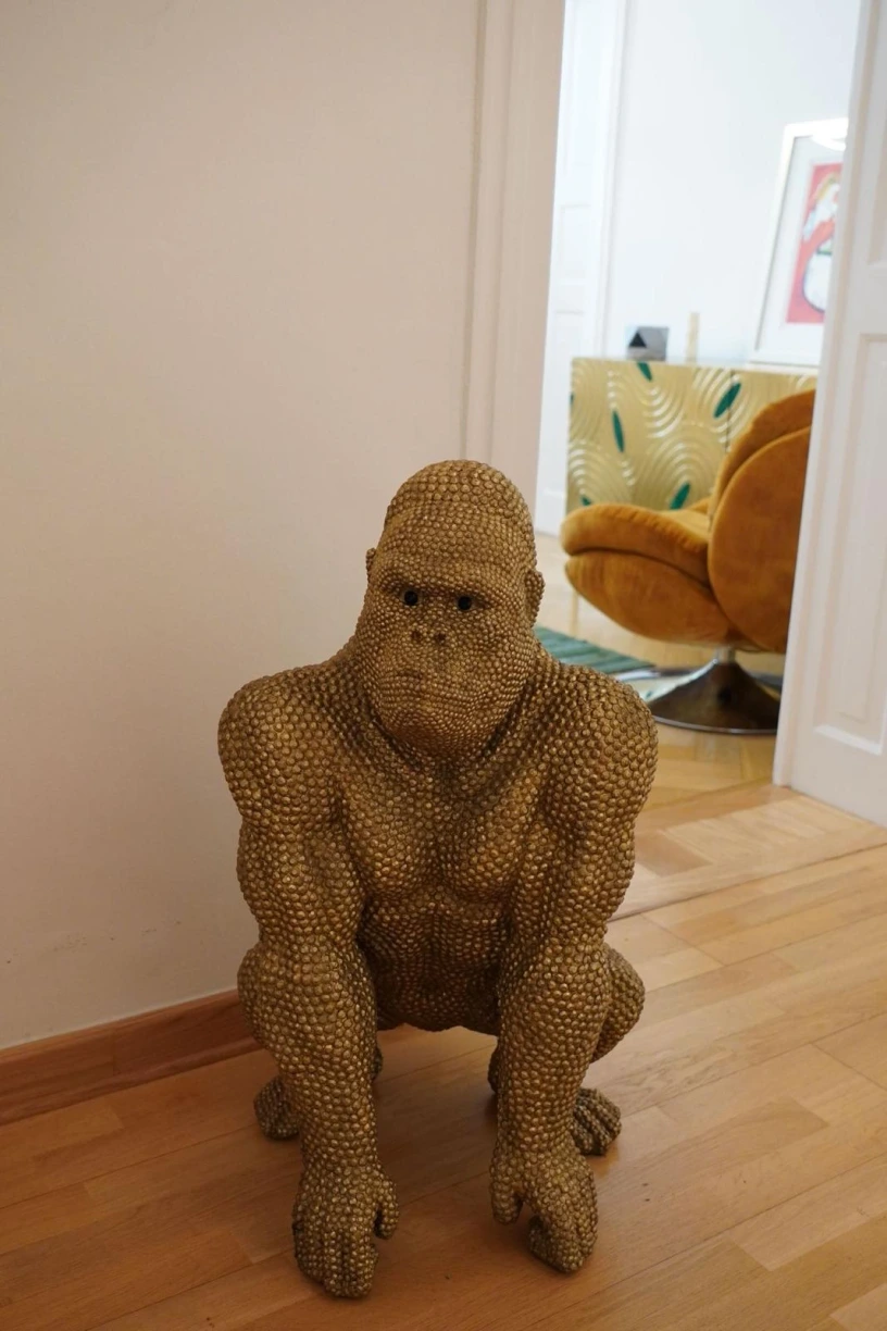 Dekorationsfigur und Blick in einen Sitzbereich